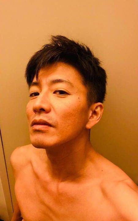 48岁木村拓哉晒自拍 赤裸上身肌肉线条明显 网友 从年轻帅到老 日本