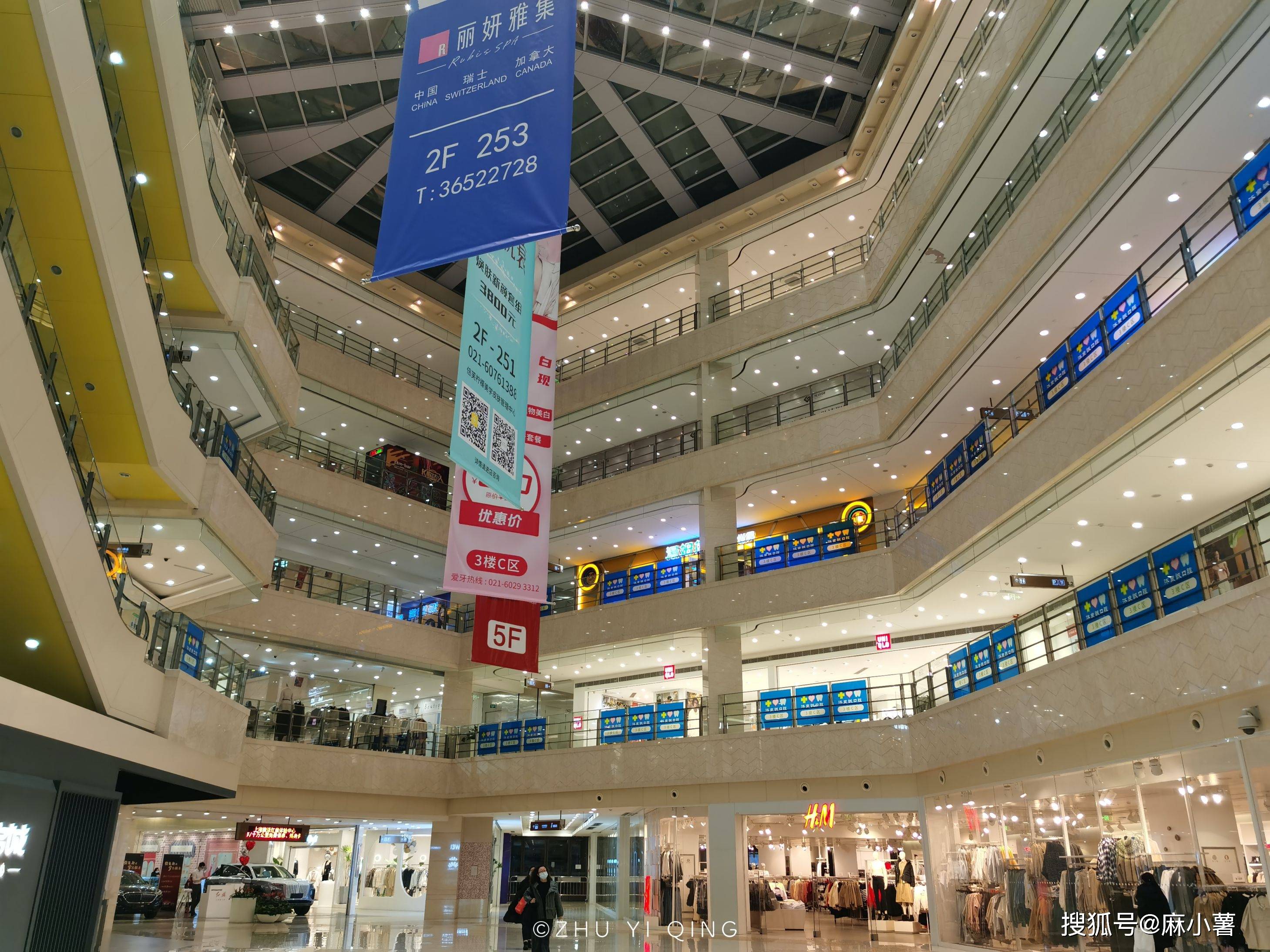 上海一家位于市中心的购物商场，顾客稀少门店冷清，本地人都不知