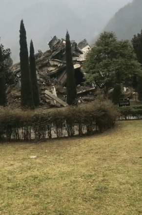 游客观光汶川地震遗址时不停说笑：人要有起码的敬畏之心