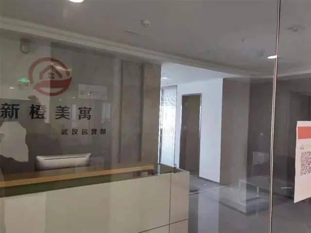 太崩溃 交完定金 刚成立不到半年的装修公司就跑路了 刘先生