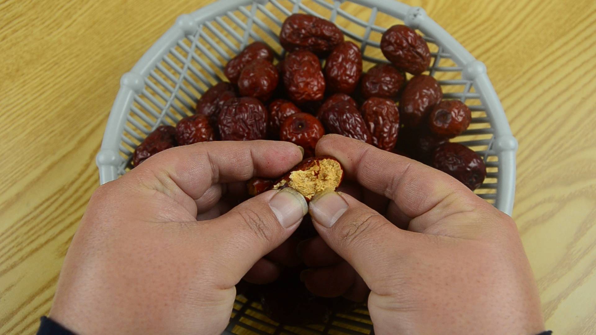 原创家有红枣的注意了,如何识别硫磺枣?只需一招一眼辨别,太实用了