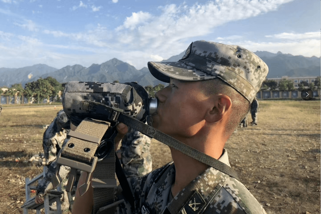 我们的教官曾经是武警特战队的一员