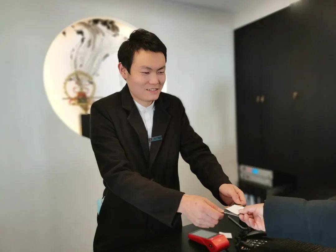 生活需要艺术，服务需要超过感同身受的爱。我们的客服管家，从预订到入