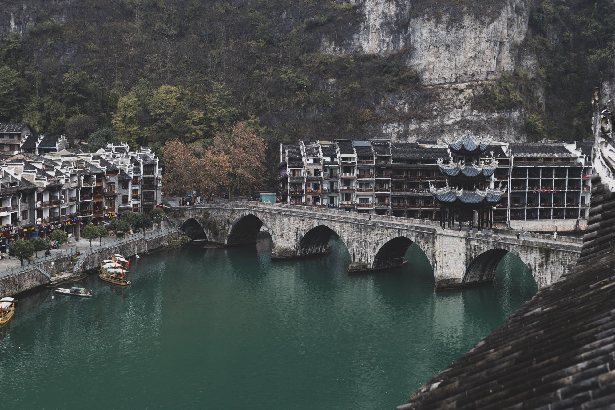 贵州有个低调古城，美食好吃且旅游资源丰富，还有一座西南悬空寺