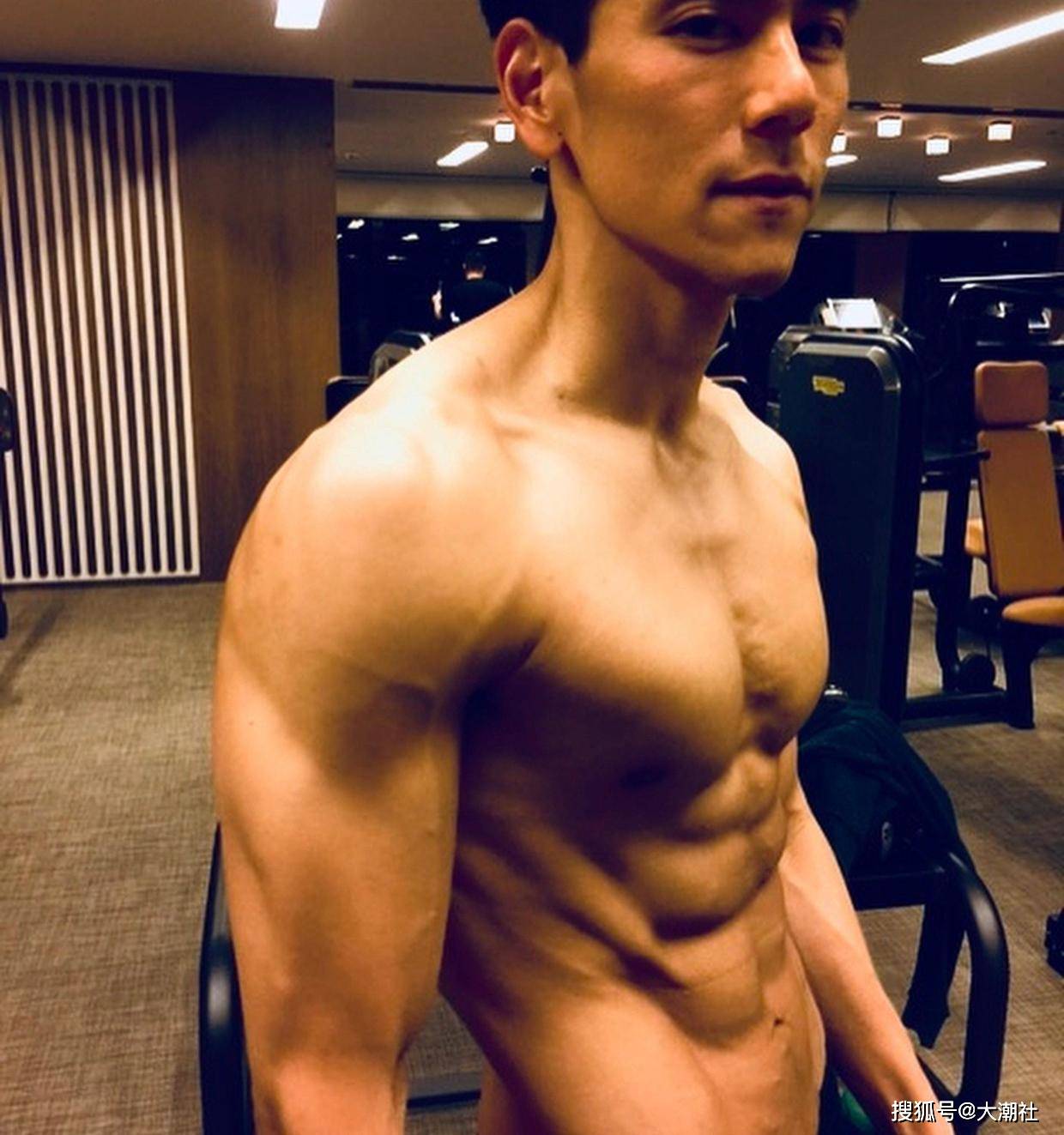 怎么快速练出腹肌和胸肌教学 566d704ae066433bb2a26ea23d3e4a71.jpeg