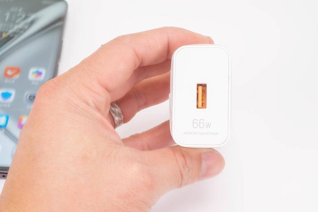 笔者的荣耀v40为标配版,没有内置无线充电,在实际测试充电表现上还是