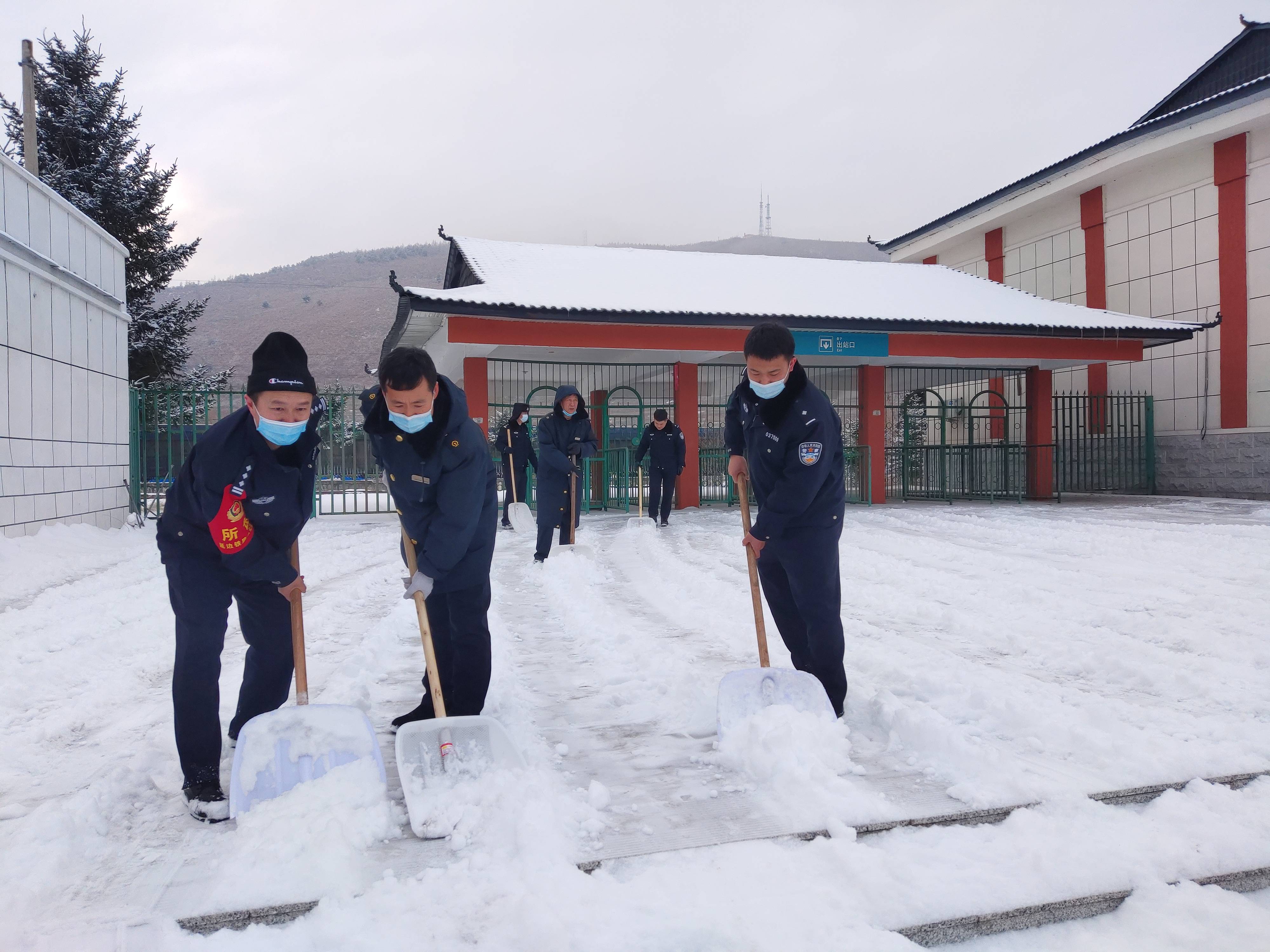 延边铁路公安处汪清车站派出所以雪为令,积极应对降雪天气