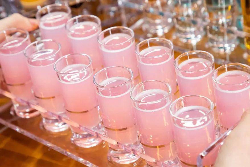 强烈推荐海伦派对组合里的桃里桃气少女心十足的粉嫩色桃子乳酸菌口味