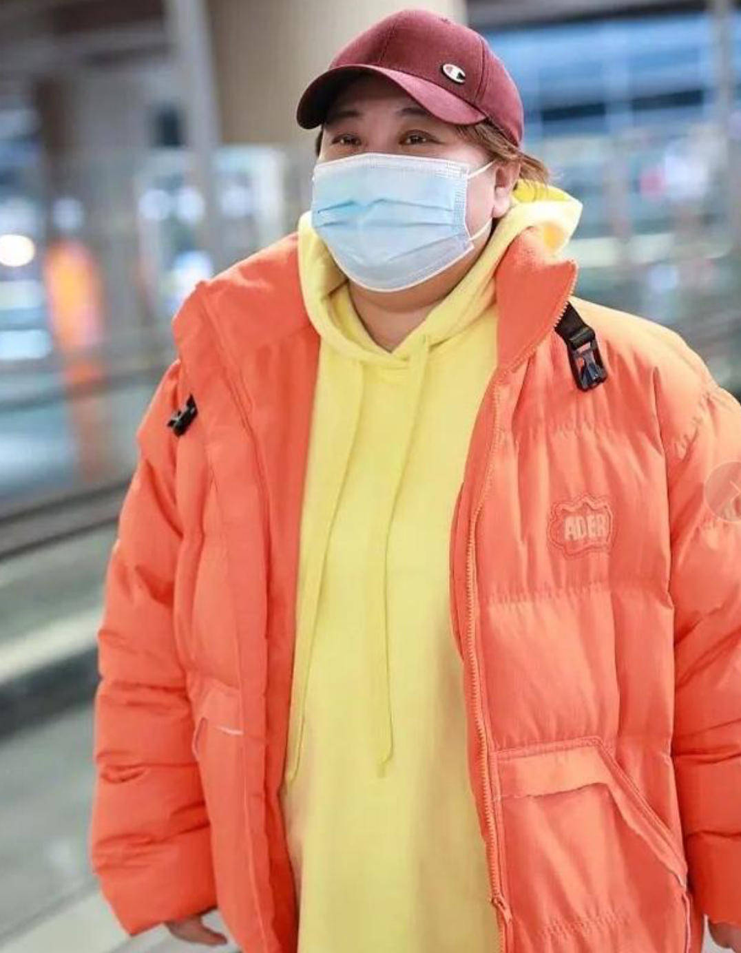 原创真服了贾玲硬把宽松卫衣穿成紧身衣网友上春晚前真不减点