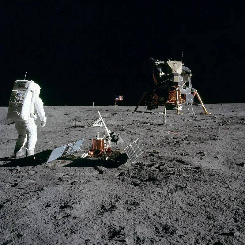 服务舱|阿波罗11号命令舱返回地面，奥尔德林发现异常物体，从右飞到左