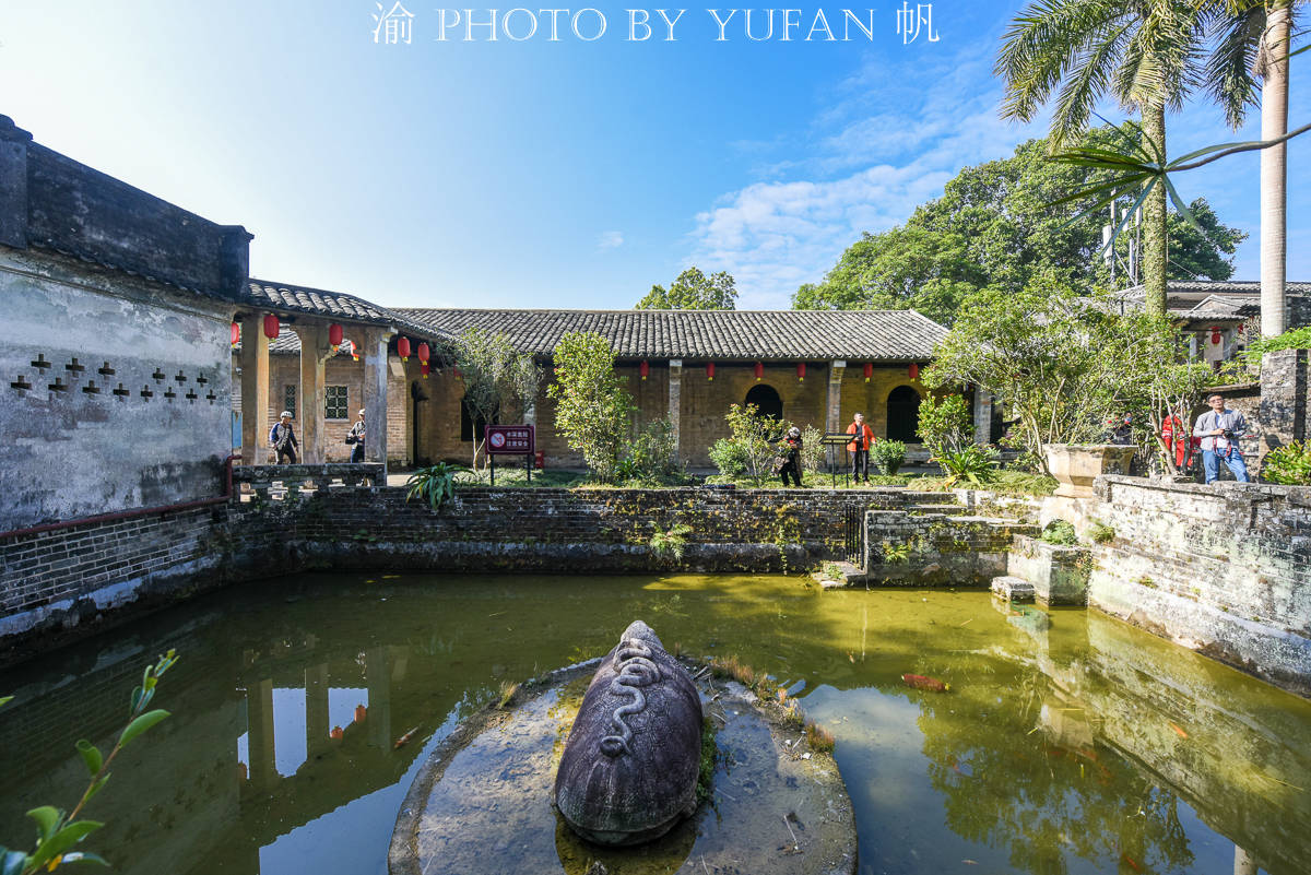 据说对于山庄的建设,吕芋农花了很多心思,他自己参照《螂嫘记》与