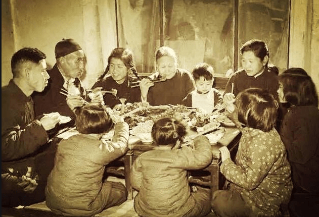 那时大部分人家养猪,通常养两头,一头卖钱供过年开销所用;另一头杀掉