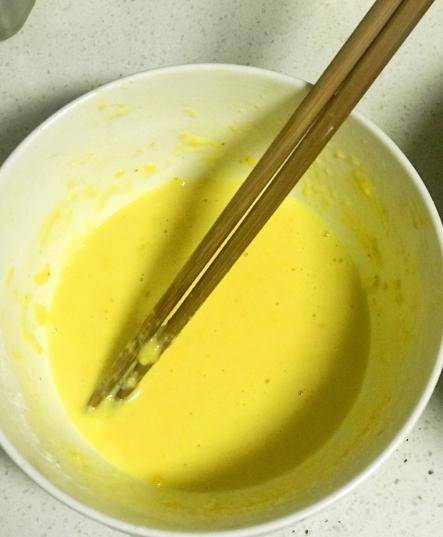 4,面糊做好之后将腌制好的鸡腿肉一片一片放入面糊中将鸡腿肉挂上面糊