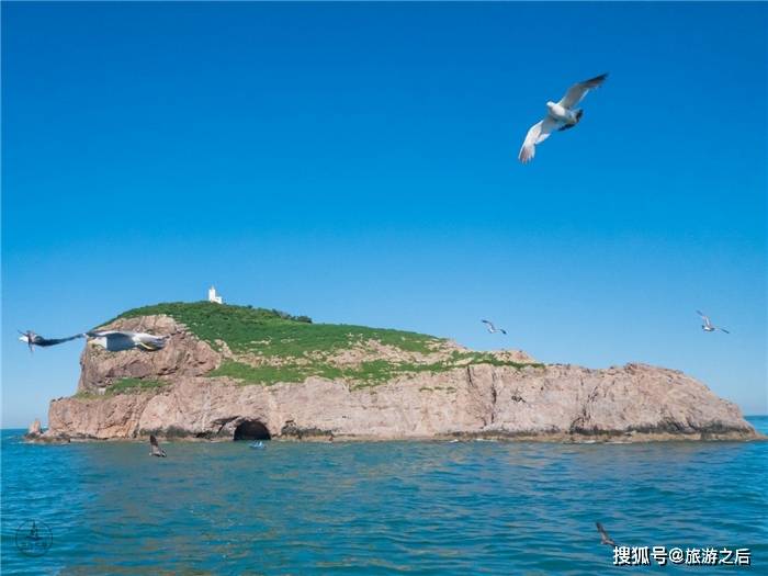 摩天岭海岛风光让人陶醉，人在栈道上行走，巨浪在脚底下咆哮