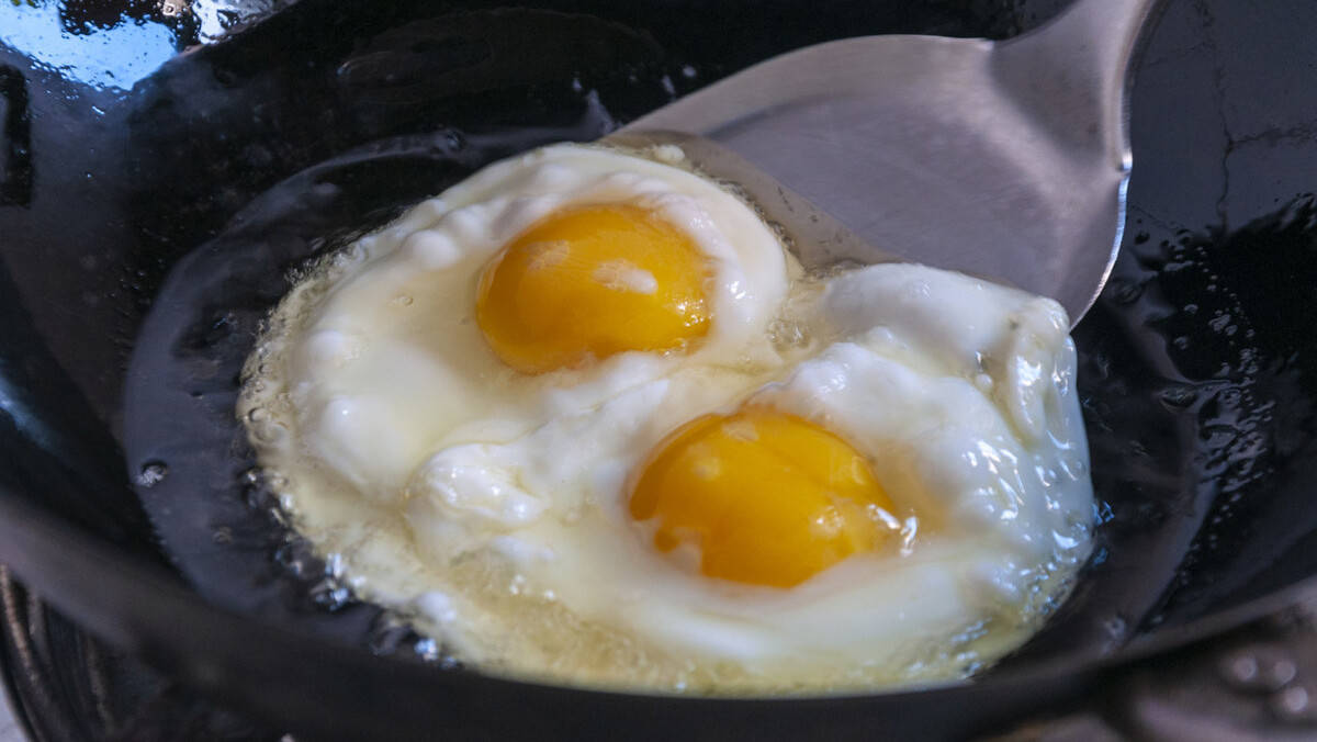 荷包蛋别直接下锅煎,牢记2个技巧,鸡蛋圆润鲜嫩,不粘锅也不糊