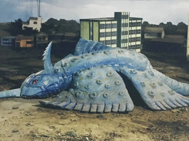 被炸成了碎片 图片: 十五,海兽 萨梅鲸,登场于泰罗奥特曼第五十三集