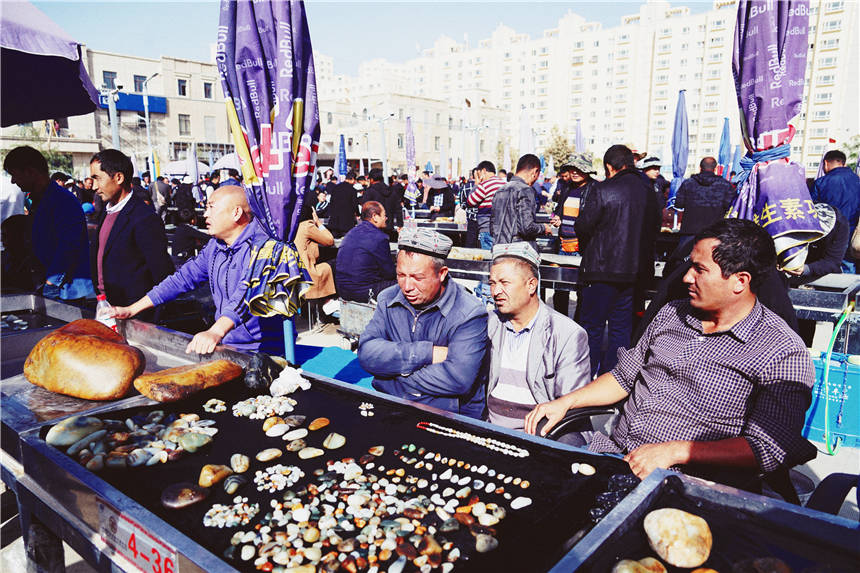 新疆旅行奇遇记，露天市场10万20万美玉任挑选，河里也能捡玉石