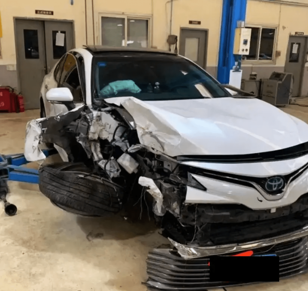 上面这三张照片是现实生活中,凯美瑞发生车祸后的照片,虽然车损比较