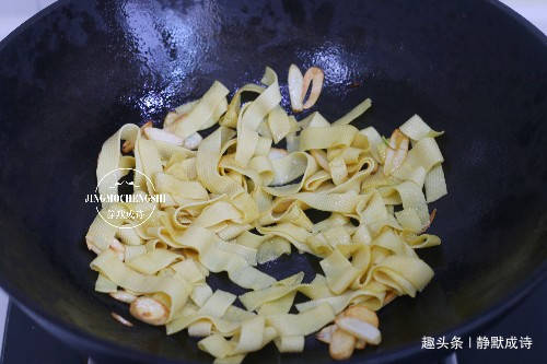 如何炒豆腐皮儿 0212d72983684c5cabab5faf2ff49b3c.jpeg