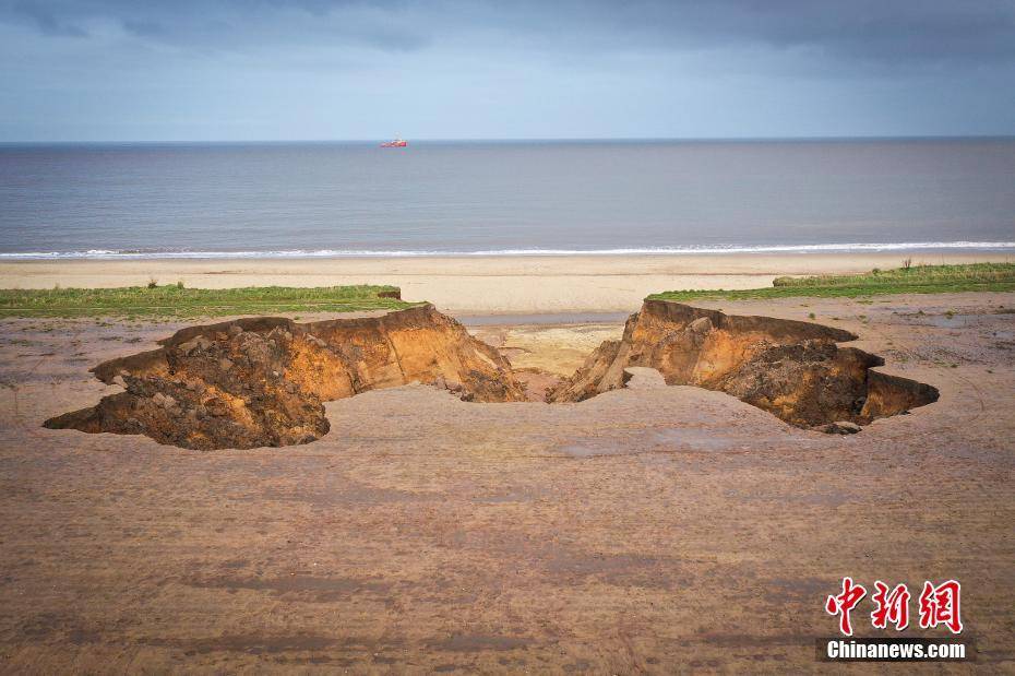 1/3当地时间2021年1月27日,英国赫姆斯比,海岸侵蚀危及英国海边住宅.