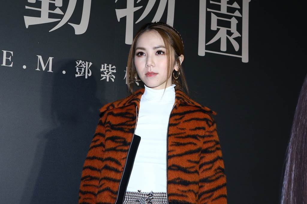 原创邓紫棋甜心假面被撕?爆私下骂妈妈脏话又逼粉丝赔她名牌包