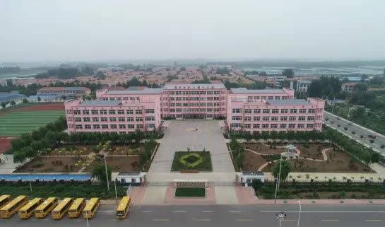 学校简介:安丘市凌河镇凌河小学位于安丘市凌河镇镇政府驻地,西傍史韵