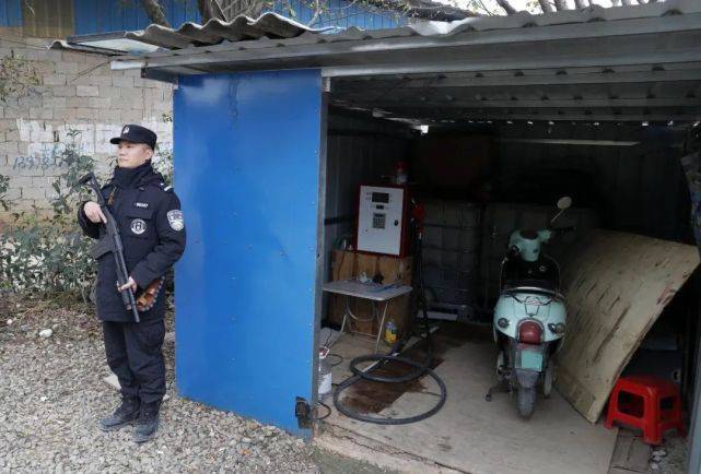 桂林市秀峰区翠竹路唐家村加油站旁一个简易大棚和七星区金鸡岭高速路