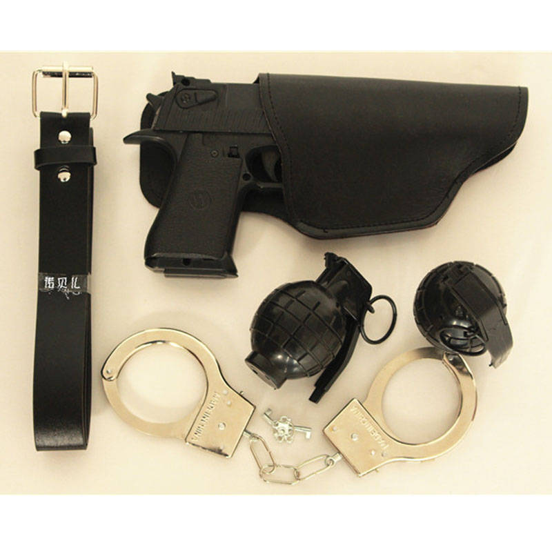 很多老大爷们喜欢用皮质枪套携带左轮或者1911手枪