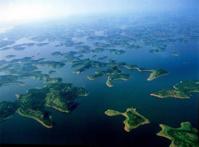 我国西南最大的人工淡水湖，被誉为重庆的中心花园，有岛屿203个