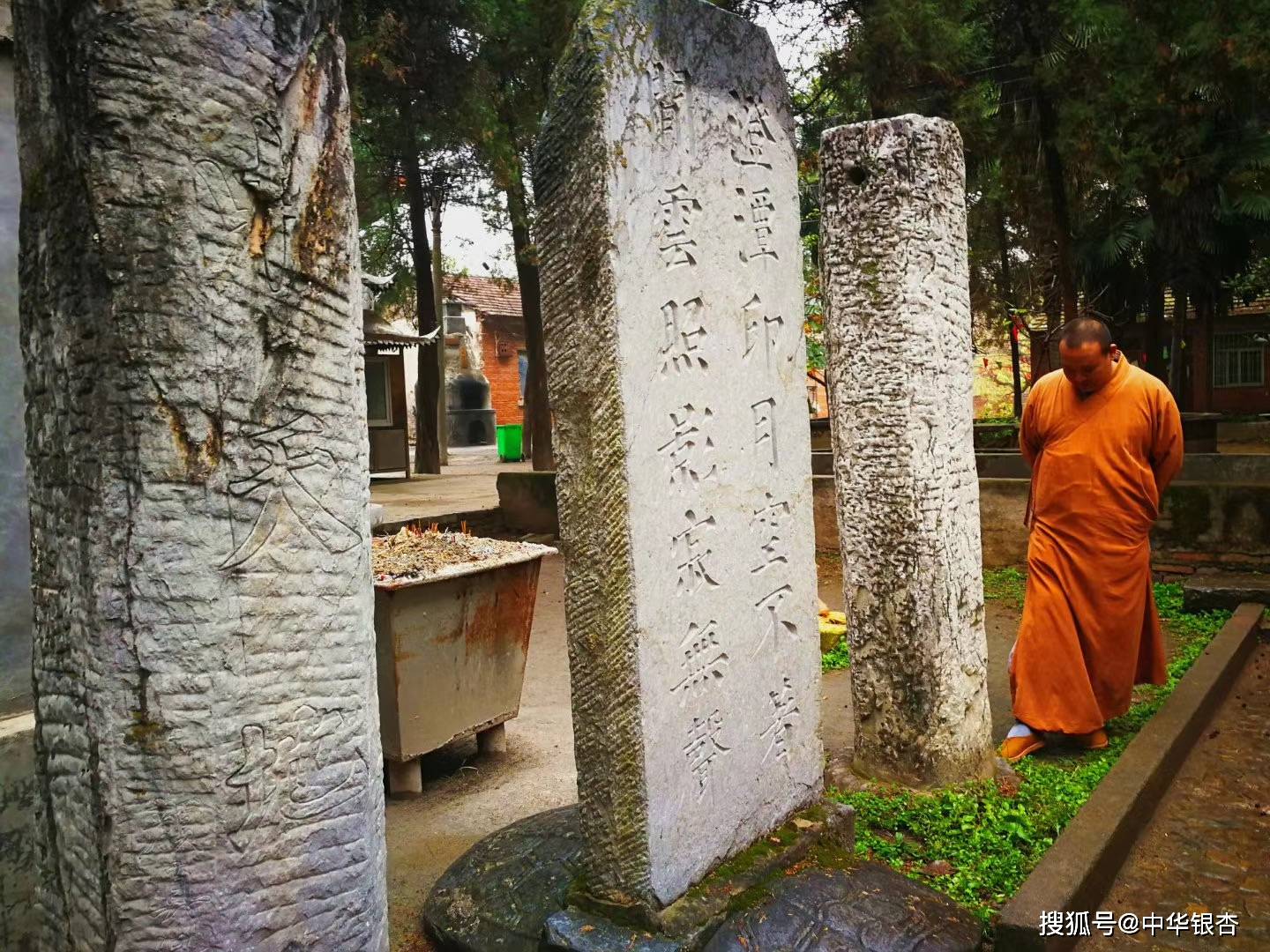 此前,他到河南駐馬店深山古剎北泉寺造訪了寺內的四棵隋朝古銀杏.