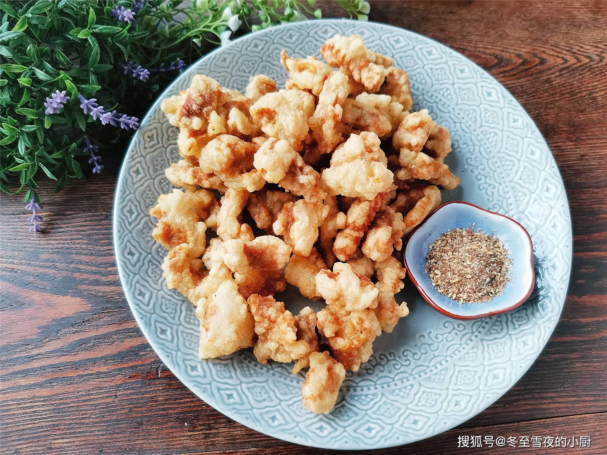 小贴士:要想把肉段炸得外酥里嫩,炸肉段时,要炸两遍,头一遍把肉段炸至