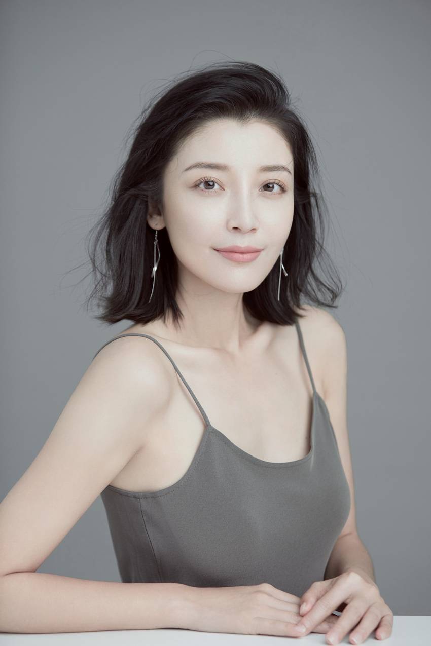 高晓菲吊带裙写真一展锁骨美 双剧播出角色引争议_手机搜狐网