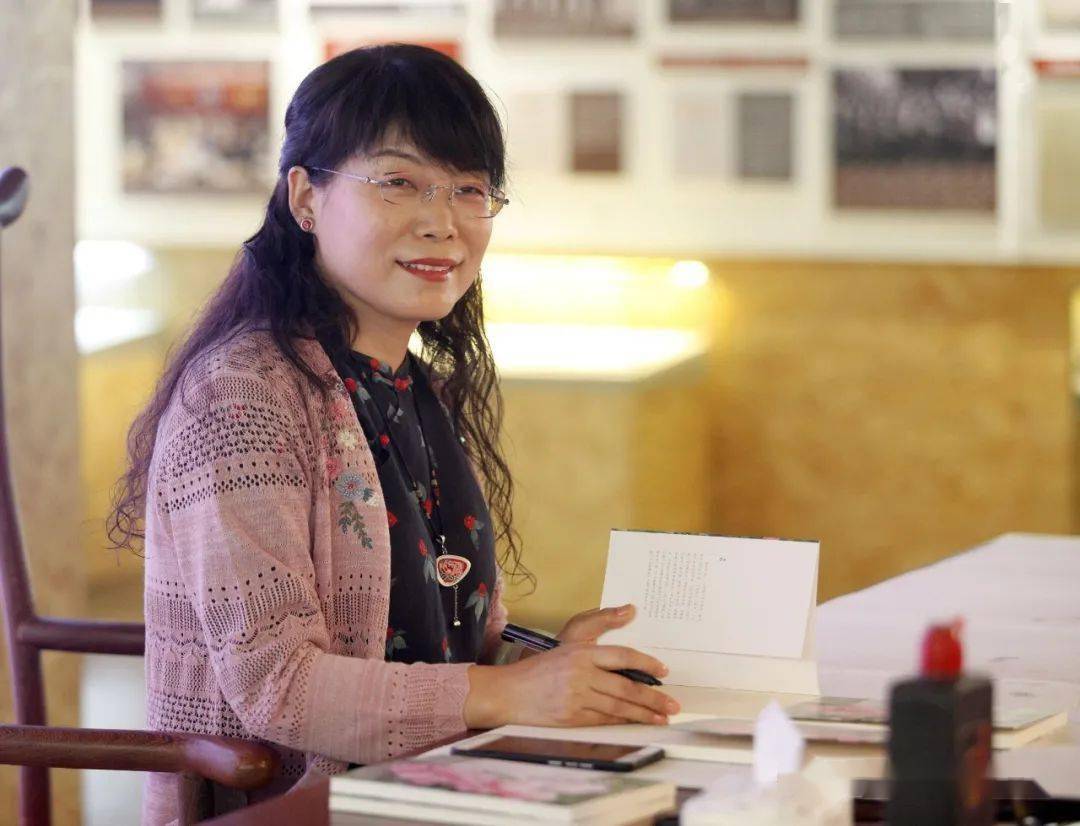 作者简介:李 娟,陕西长安人,作家.《西北电业职工》杂志执行主编.