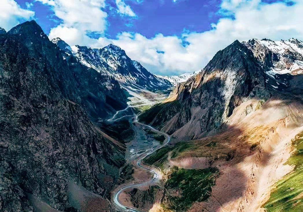 中国最美公路，途经沙漠草原、湖泊和雪山，一年只开放5个月