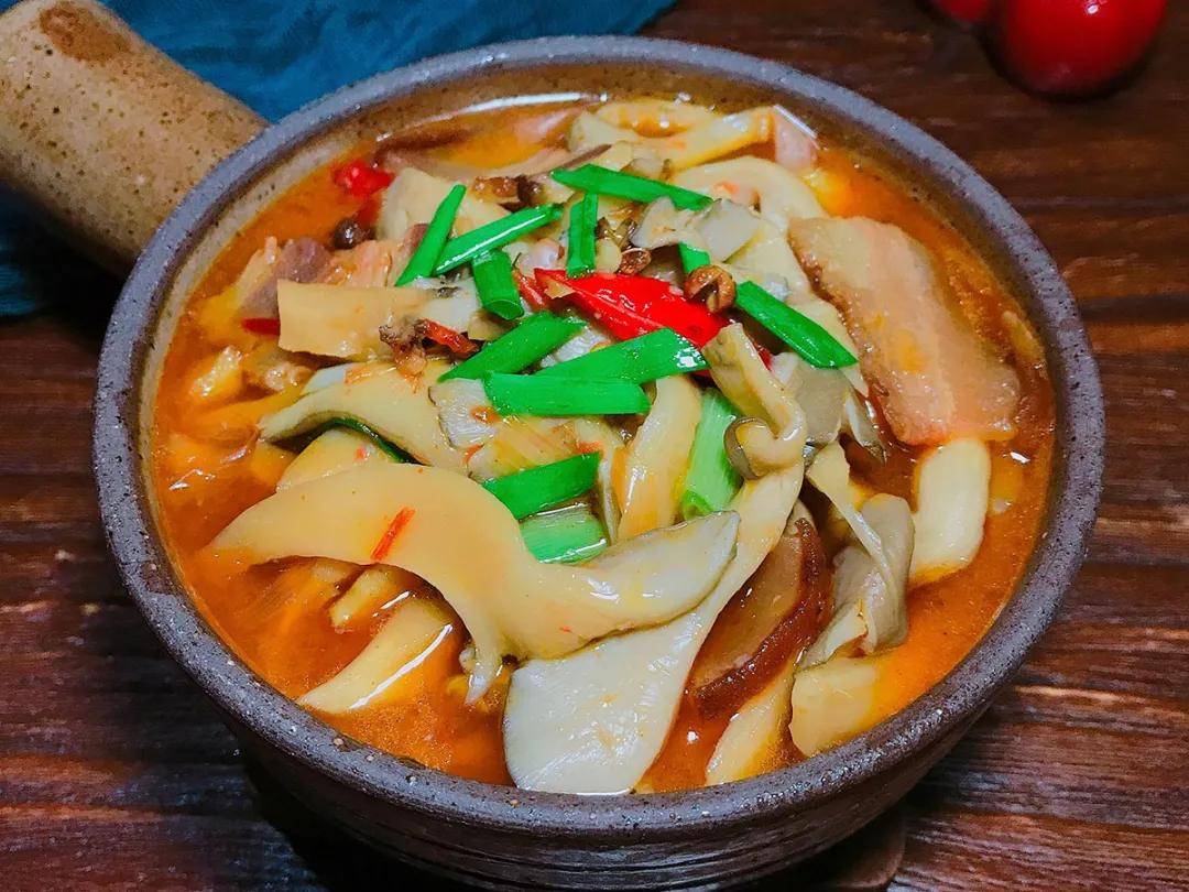 腊肉炖平菇的做法,热乎乎的,适合冬天吃哦