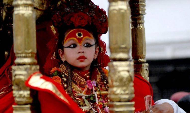 神秘的尼泊尔“活女神”：在位受膜拜，“初潮”就被废，退位即遭嫌弃