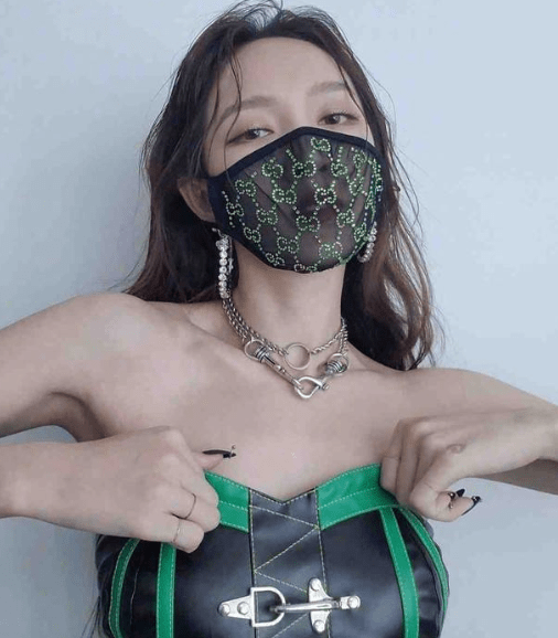 孟佳新歌半裸封面抄袭道歉网友不能说毫不相关只能说一摸一样