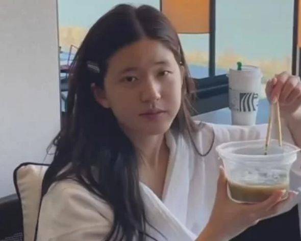 赵露思起床照曝光,素颜出镜暴露真实颜值,圆脸蛋显胖