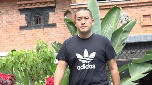 爹是张丰毅妈是吕丽萍继父是孙海英儿子为何混这么差