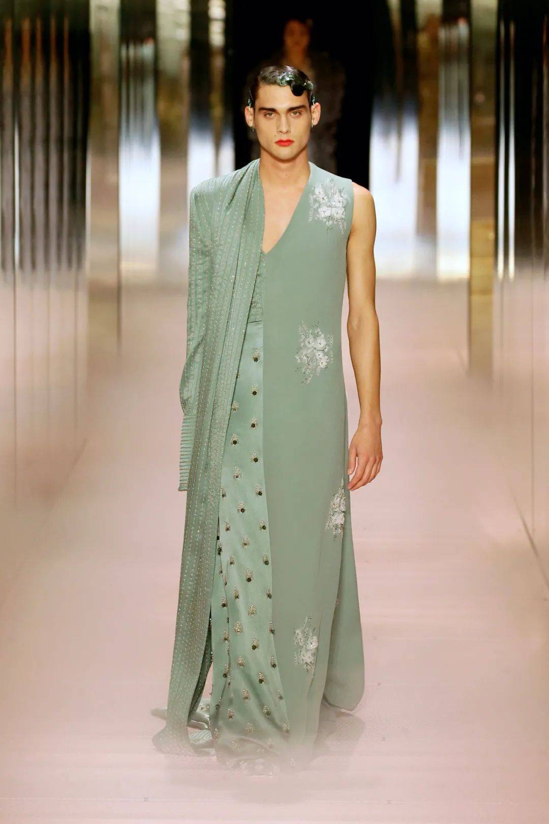 黛米·摩尔走秀的fendi2021高定秀她们为艺术站台