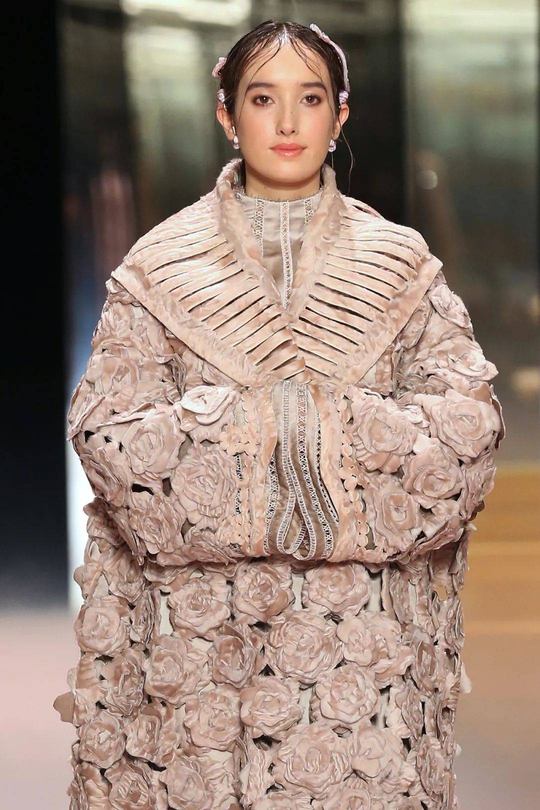 黛米·摩尔走秀的fendi2021高定秀她们为艺术站台