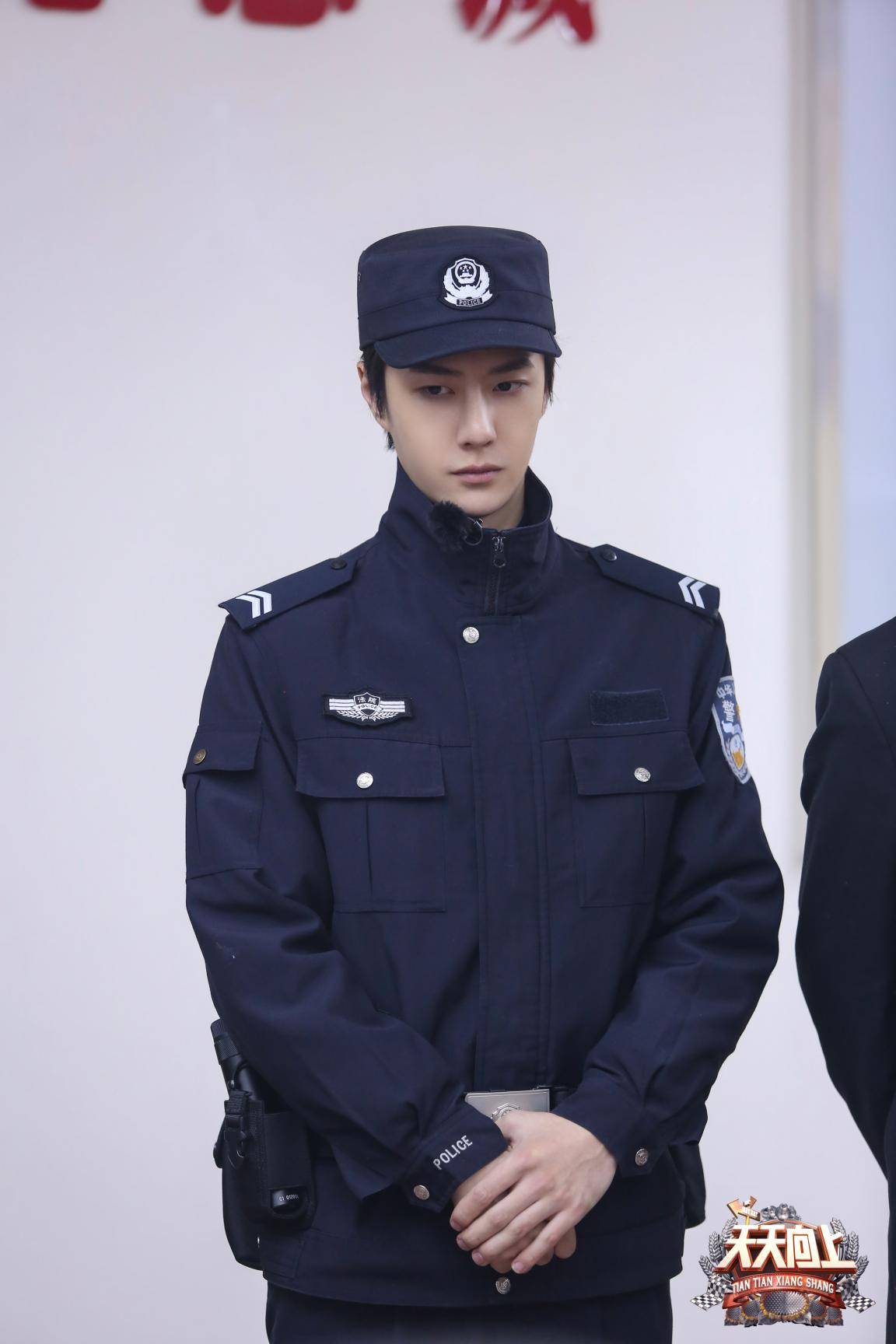 除此之外,最年轻,体力最好的王一博领导的体验岗位则是司法警察,和