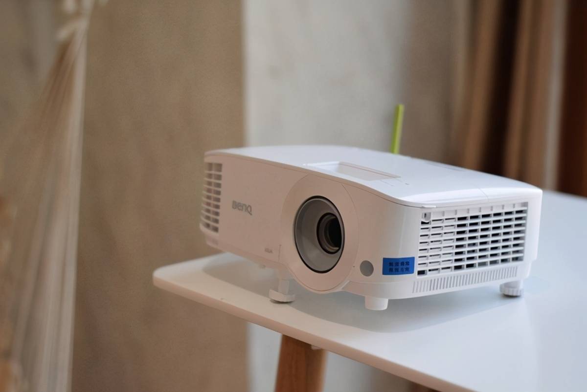 不同于传统投影仪,智能投影仪内置智能系统,且支持无线投屏,使用便携