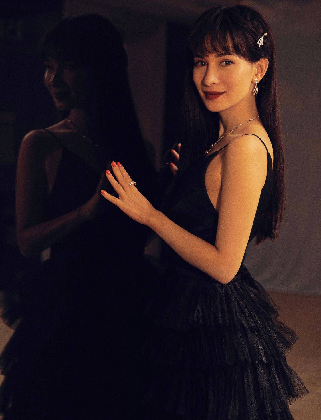 原创卢靖姗晒近照撞脸袁泉齐肩短发收获一波好评头发长短再成亮点