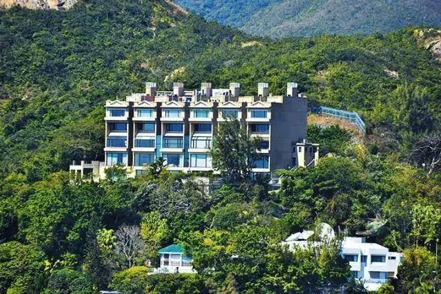 那么李嘉诚买一个车位就需要额外花费1个亿的费用,而且深水湾的土地