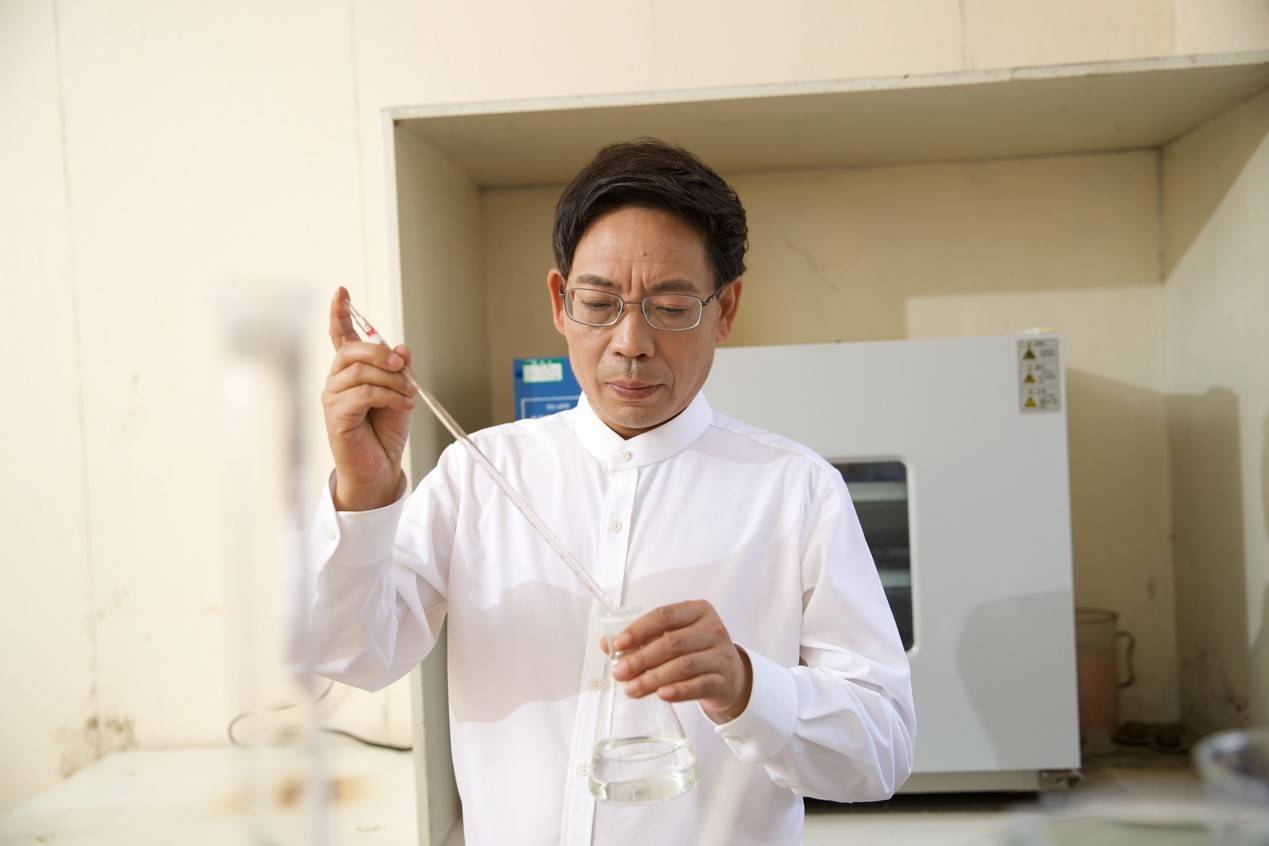 绵柔酱香开创新者酱酒大师梁明锋的传承与创新