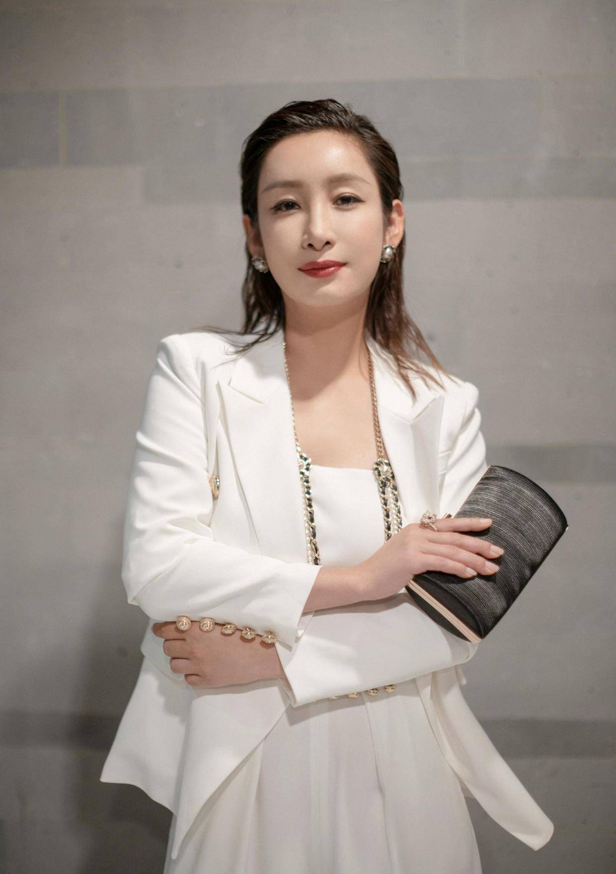 秦海璐机场造型真帅气,穿西服外套搭配牛仔裤干练时髦,又飒又美