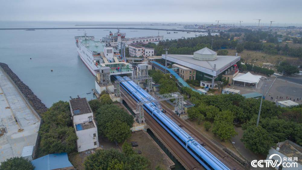1/ 12 2021年1月31日,海口,"海军蓝"cr300af型复兴号乘坐海南铁路轮渡