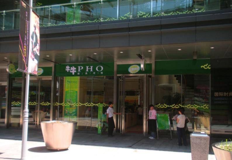 越南饭店吃饭，老板会端来“小菜”，导游：千万不能收