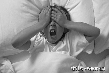 女人梦见丈夫被狼咬，梦境背后的深层含义与心理解析